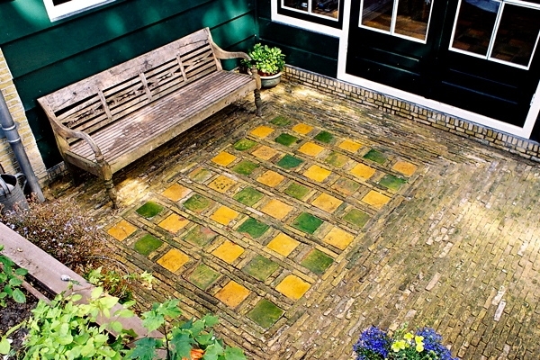 Terras van antieke plavuizen met boerengeeltjes in Alkmaar