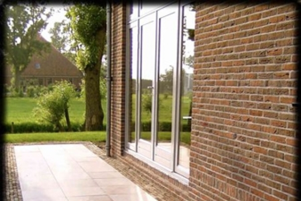 Pad van natuurstenen tegels in Krommenie