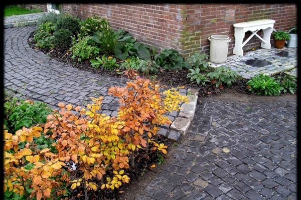 Bestrating van kasseien in Broek in Waterland