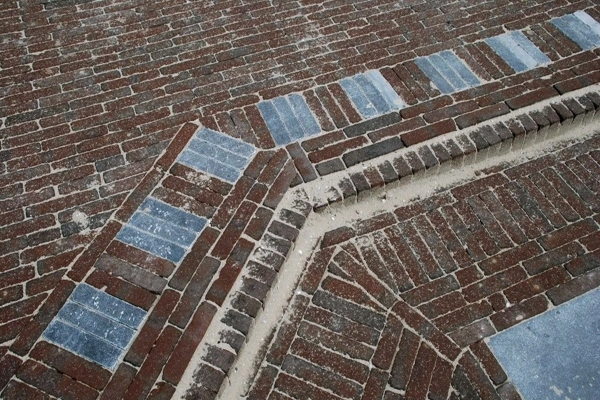 Sierbestrating van nieuw gebakken walen met rand van hardstenen waalformaten in Monnickendam