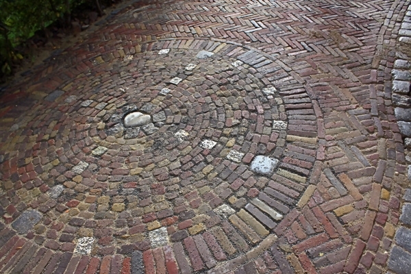 Oprit van oud gebakken walen met natuurstenen keitjes in Krommenie