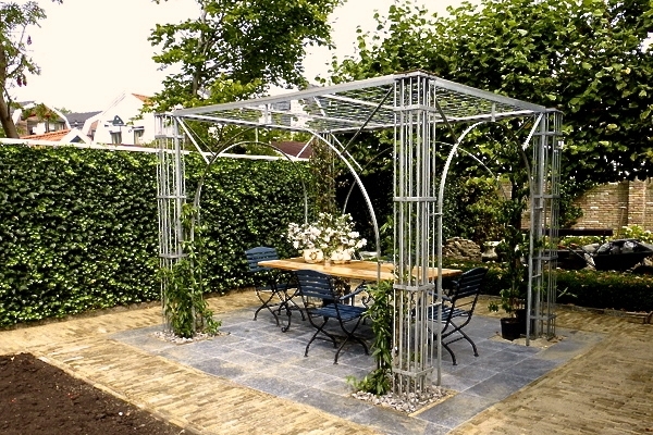Terras van boerengeeltjes met natuurstenen tegels in Zaandam