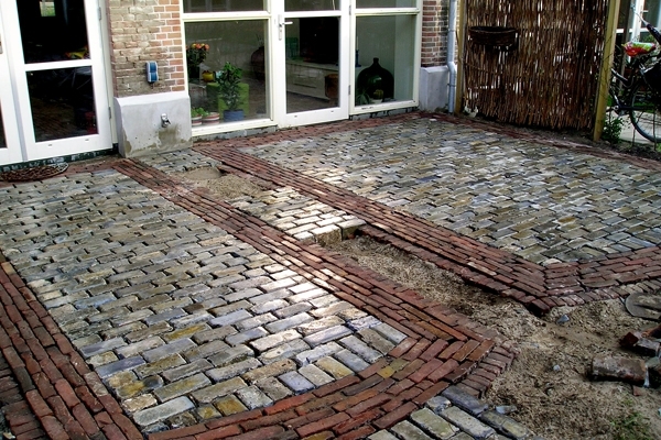 Bestrating van scoria bricks en oud gebakken walen in Haarlem
