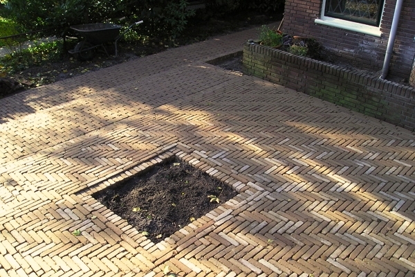 Bestrating van nieuw gebakken getrommelde walen in elleboogverband in Heemstede