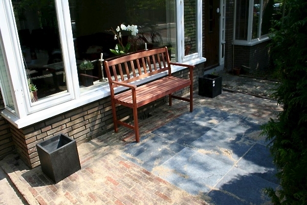 Bestrating voortuin van nieuw gebakken walen met natuurstenen tegels in Amsterdam