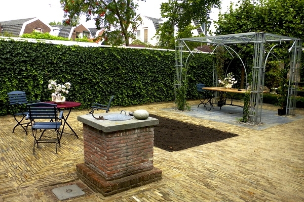 Terras van boerengeeltjes met waterput in Zaandam
