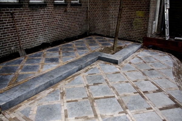 Terras van natuurstenen tegels met gebakken walen in Amsterdam