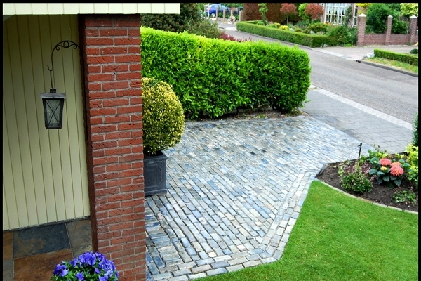 Oprit van scoria bricks in Santpoort-Noord
