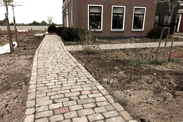 Bestrating van kasseien in Monnickendam