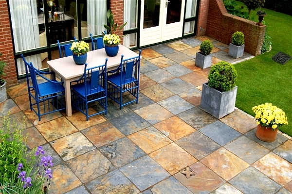Terras van natuurstenen tegels in Velsen