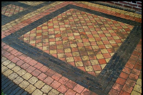 Sierbestrating van koppelstones in IJmuiden