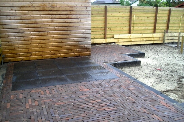 Bestrating van nieuw gebakken strakke walen met betonnen tegels in Heerhugowaard