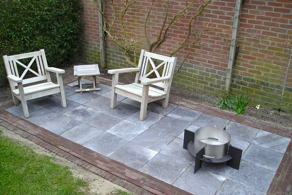Terras van natuurstenen tegels met rand van gebakken walen in Overveen