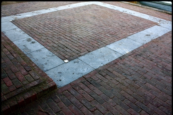 Bestrating van gebakken dikformaten met natuurstenen tegels in Limmen