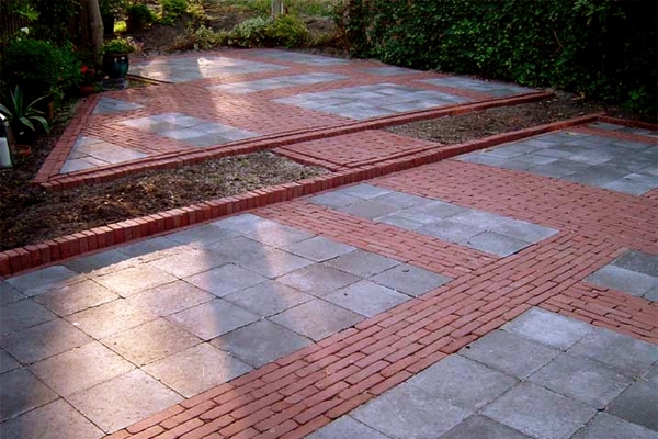 Terras van betonnen terrastegels met nieuw gebakken walen in Schoorl