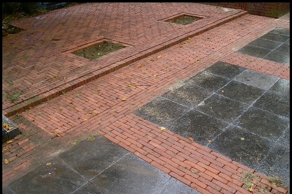 Bestrating van natuurstenen tegels met nieuw gebakken getrommelde walen in Wormer