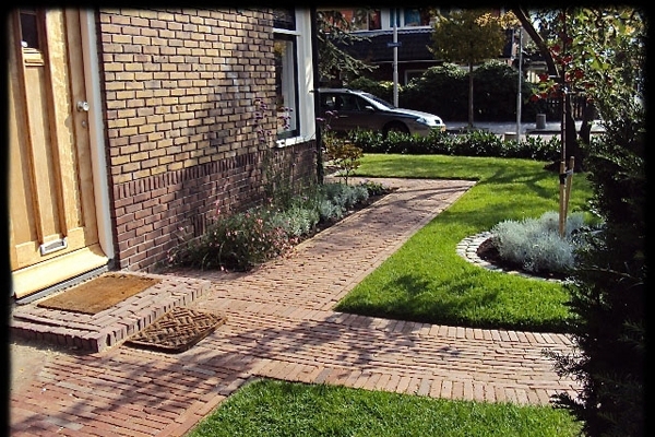 Paden van nieuw gebakken getrommelde walen in Beverwijk