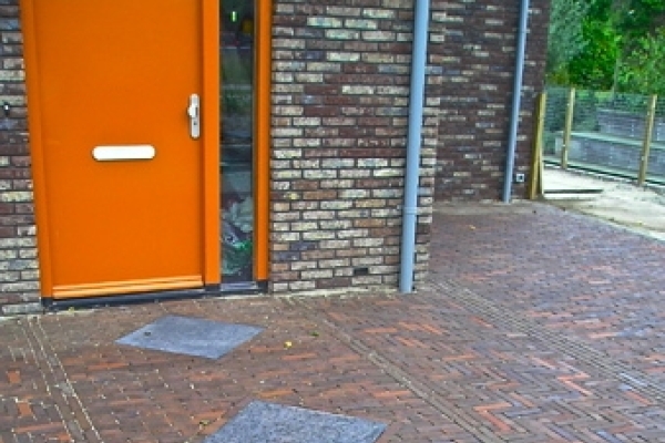 Bestrating van nieuw gebakken strakke walen met betonnen tegels in Heerhugowaard