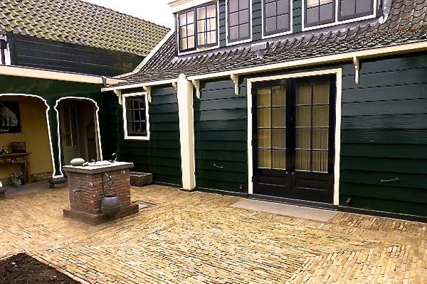 Terras van antieke boerengeeltjes in Zaandam