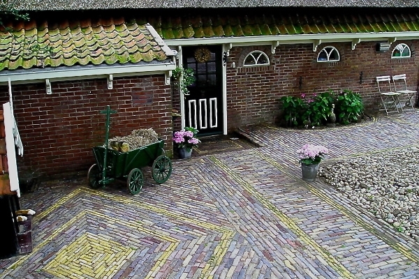 Bestrating van oud gebakken walen in Middenbeemster