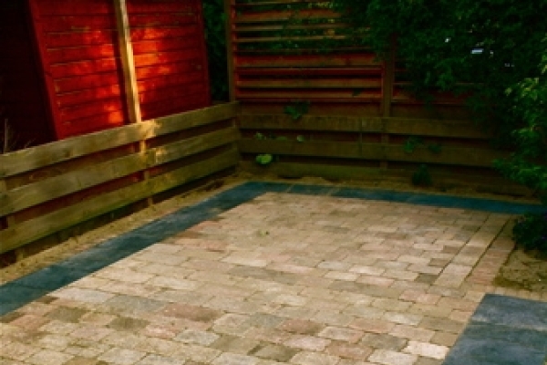 Bestrating van betonnen abbey stones in Heerhugowaard