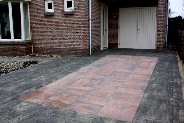 Oprit van BKK's en betonnen 60x60-tegels in Haarlem