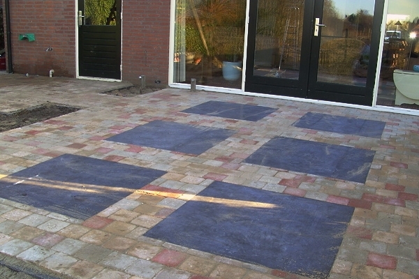 Bestrating van 15x15-abbey stones met 1mx1m-natuurstenen tegels in Schermerhorn