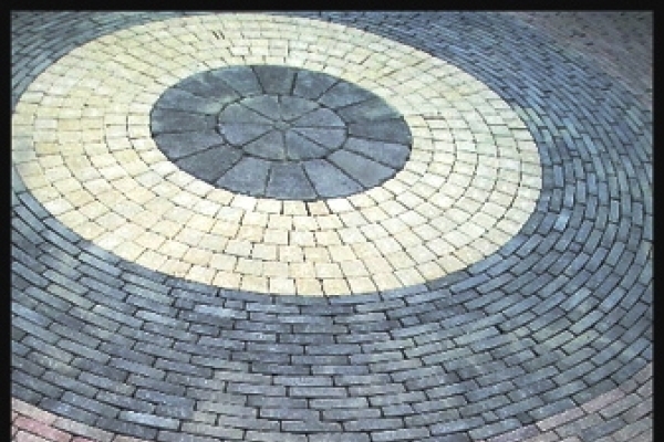 Oprit van betonnen waalformaten en koppelstones in Wormerveer