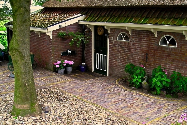 Bestrating van oud gebakken walen in Middenbeemster