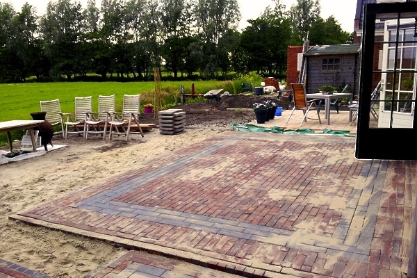 Terras van nieuw gebakken strakke walen in Oosthuizen
