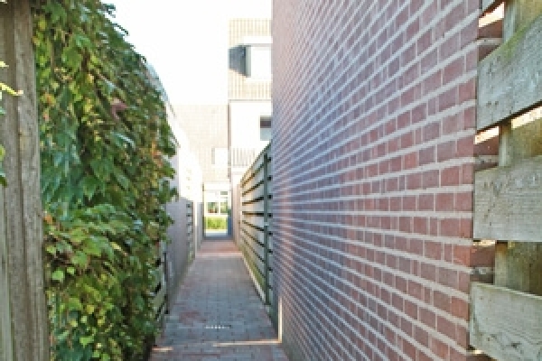 Herbestrating steeg met visbek-tegels in Purmerend